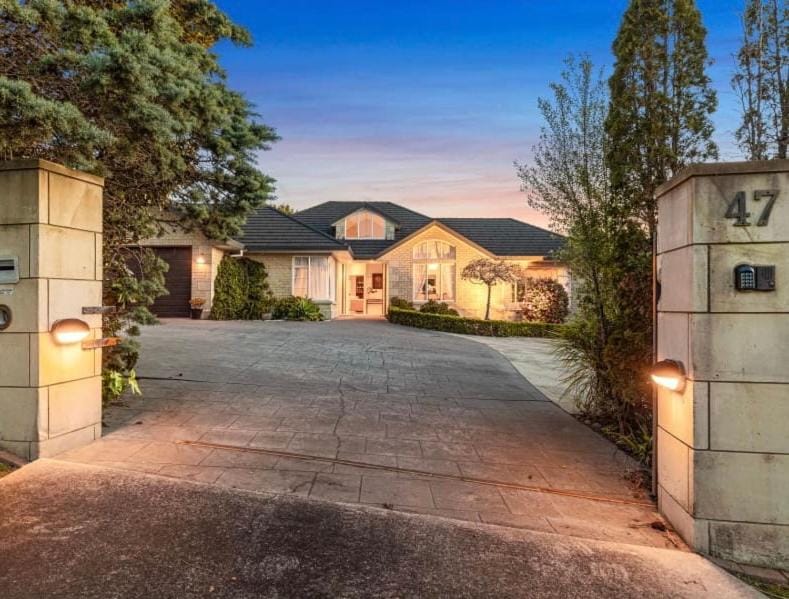 En-Suite Room with Private restroom - Swimming pool & AC & Free parking Vacation rental in Auckland