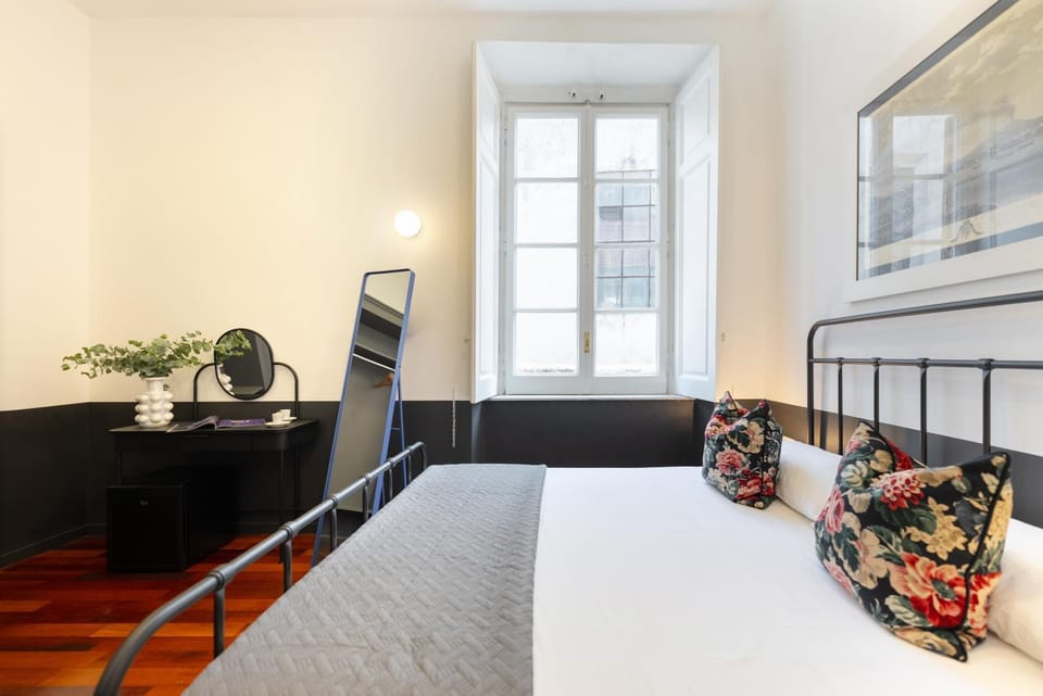 Bed, Photo of the whole room, Bedroom, minibar