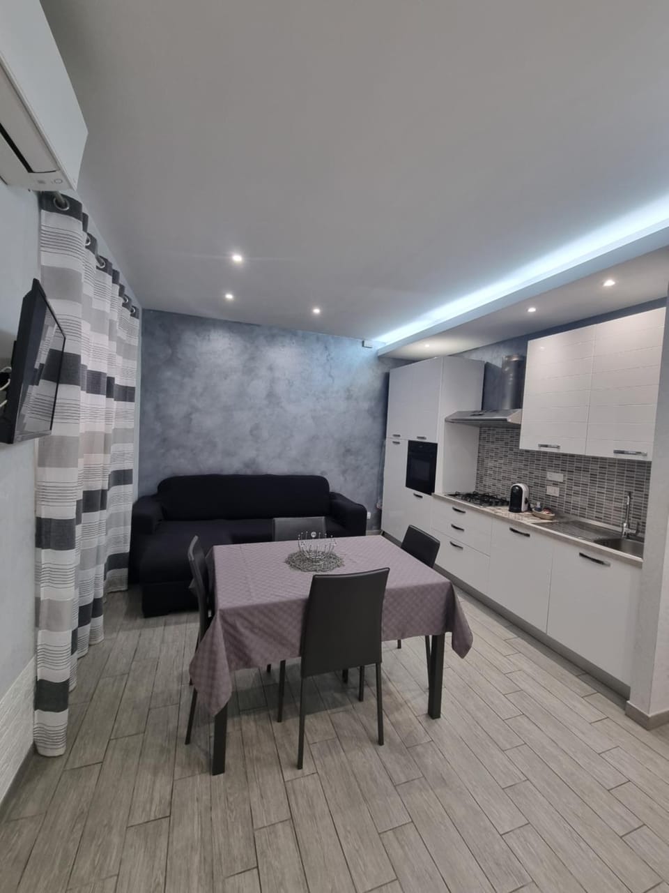 TV and multimedia, Kitchen or kitchenette, Dining area, oven, stove