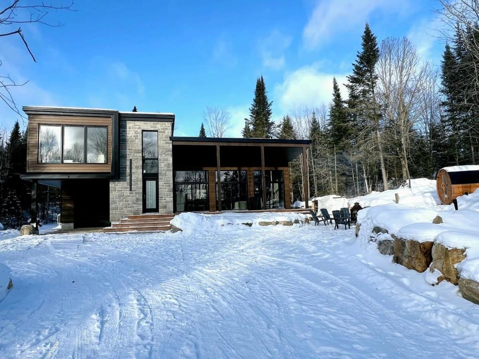 Luxury retreat with lake acces and sauna Villa in Saint-Donat