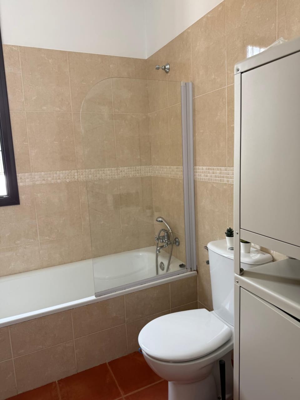 Habitación Triple con baño compartido SEVILLA DELUXE LOS ROSALES Vacation rental in Sierra Norte de Sevilla