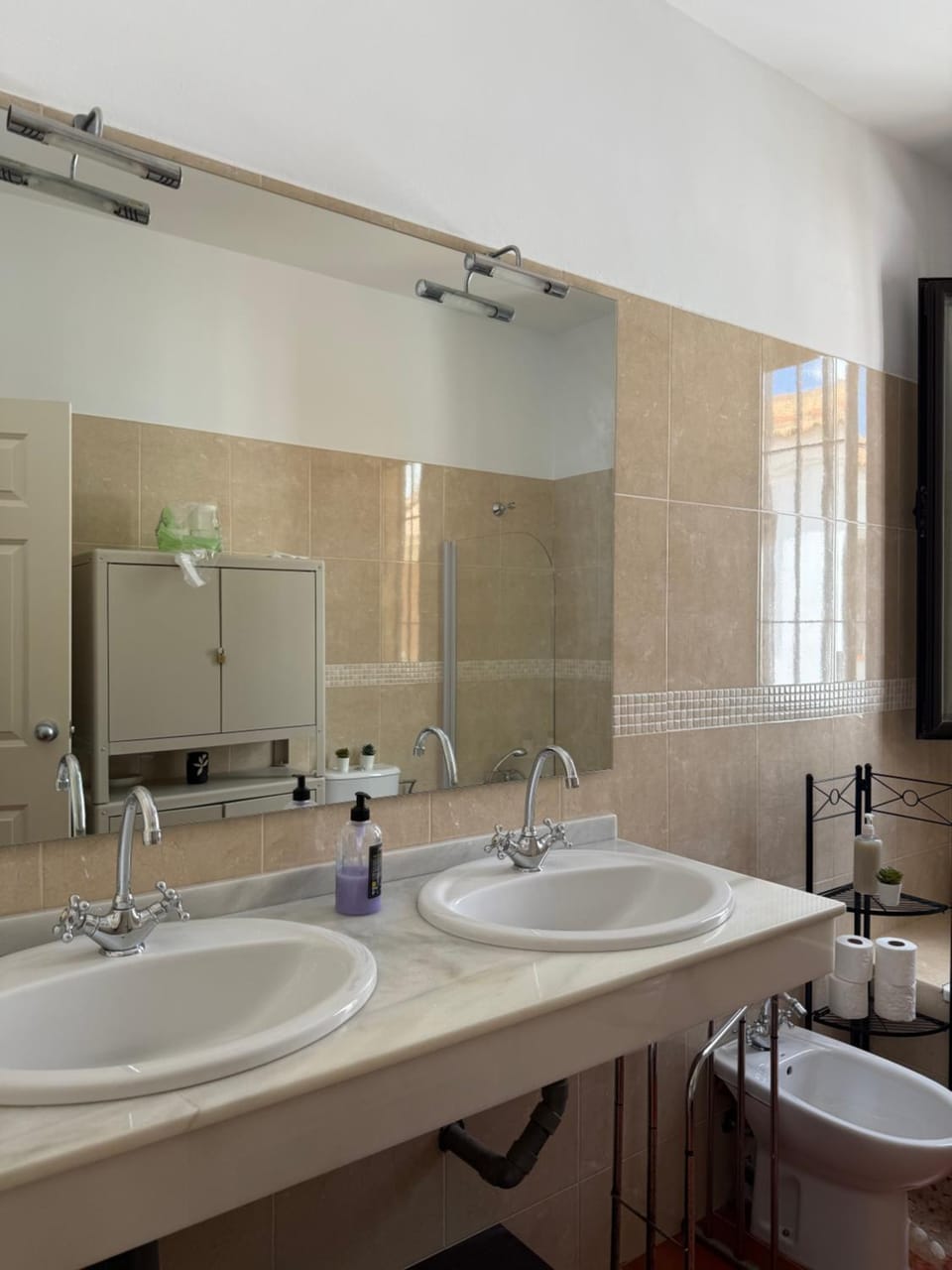 Habitación Triple con baño compartido SEVILLA DELUXE LOS ROSALES Vacation rental in Sierra Norte de Sevilla