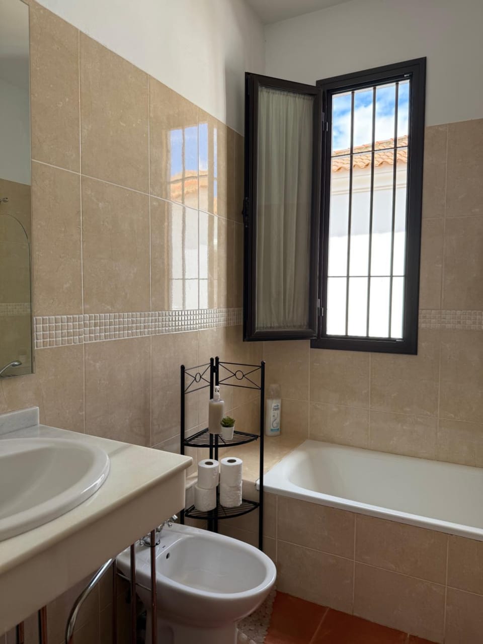 Habitación Triple con baño compartido SEVILLA DELUXE LOS ROSALES Vacation rental in Sierra Norte de Sevilla