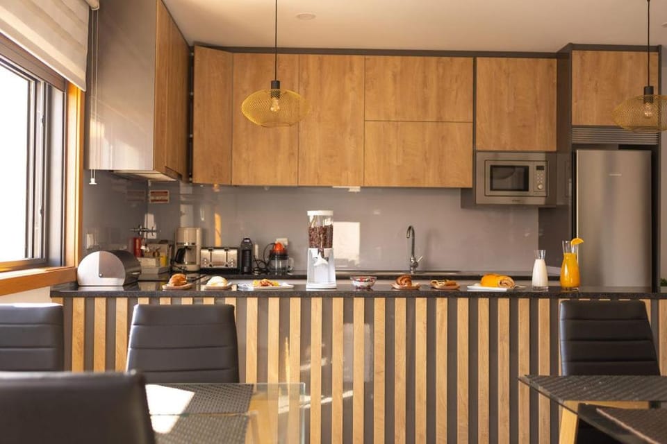 Coffee/tea facilities, Kitchen or kitchenette, Living room, Food and drinks, Seating area, Dining area, Breakfast, Drinks, oven, stove, toaster