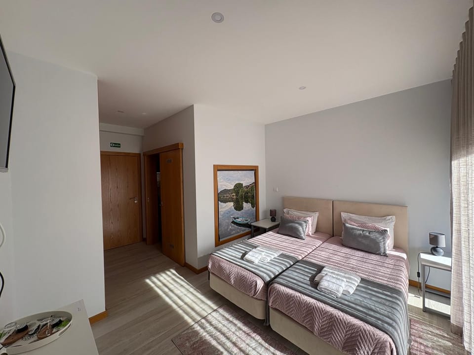 Communal lounge/ TV room, Bed, TV and multimedia, Photo of the whole room, Evening entertainment, Bedroom, wardrobe