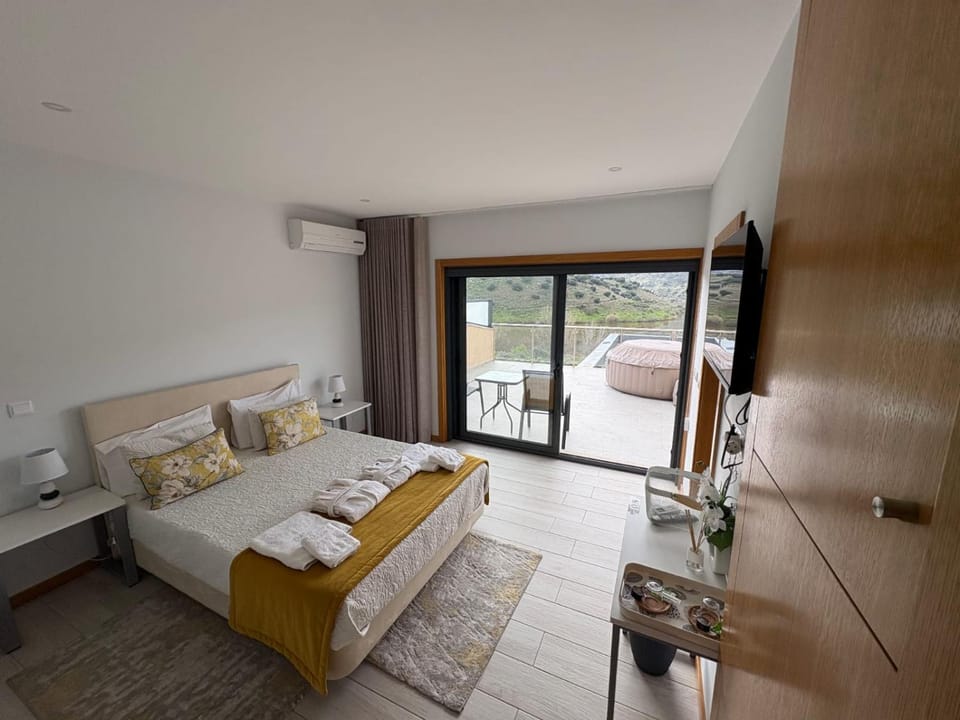 Bed, TV and multimedia, Living room, Photo of the whole room, Seating area, Bedroom, towels