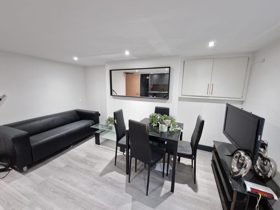 Stylish 3 bed 3 ensuites house with parking & garden Apartment in Reading