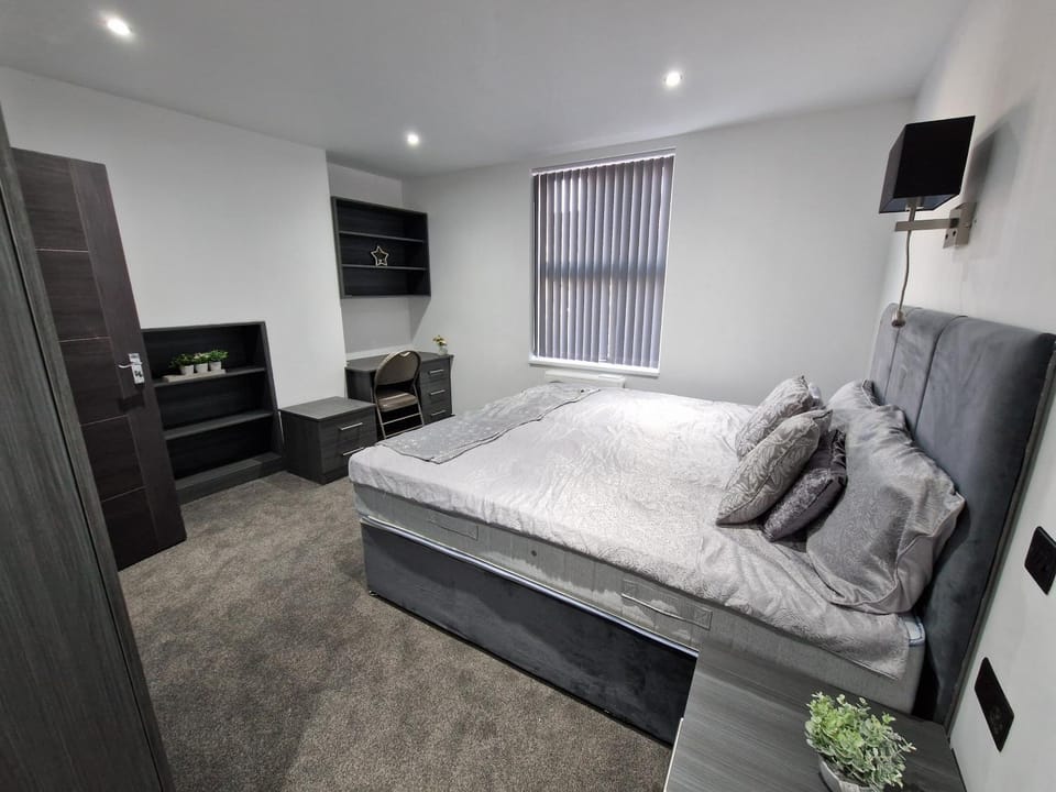 Stylish 3 bed 3 ensuites house with parking & garden Apartment in Reading