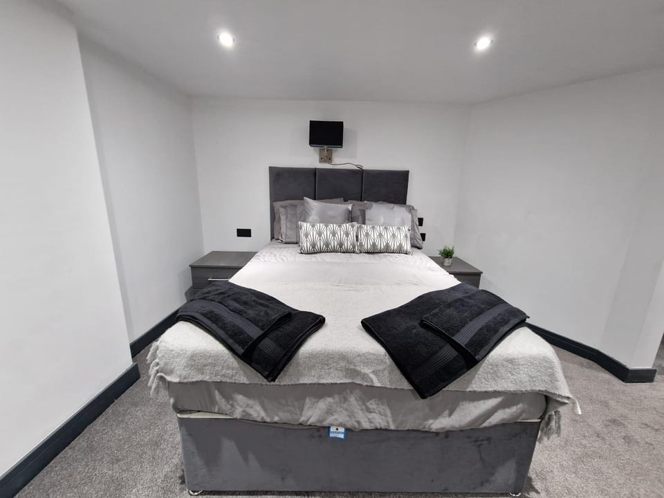 Stylish 3 bed 3 ensuites house with parking & garden Apartment in Reading
