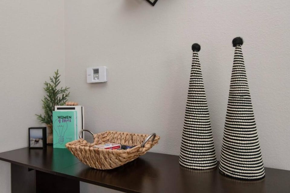Snazzy 2Bd Apartment Rooftop Pool & Iconic Hollywood Sign Views Apartment in Hollywood