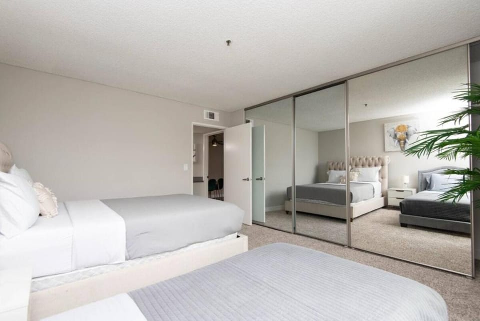 Snazzy 2Bd Apartment Rooftop Pool & Iconic Hollywood Sign Views Apartment in Hollywood