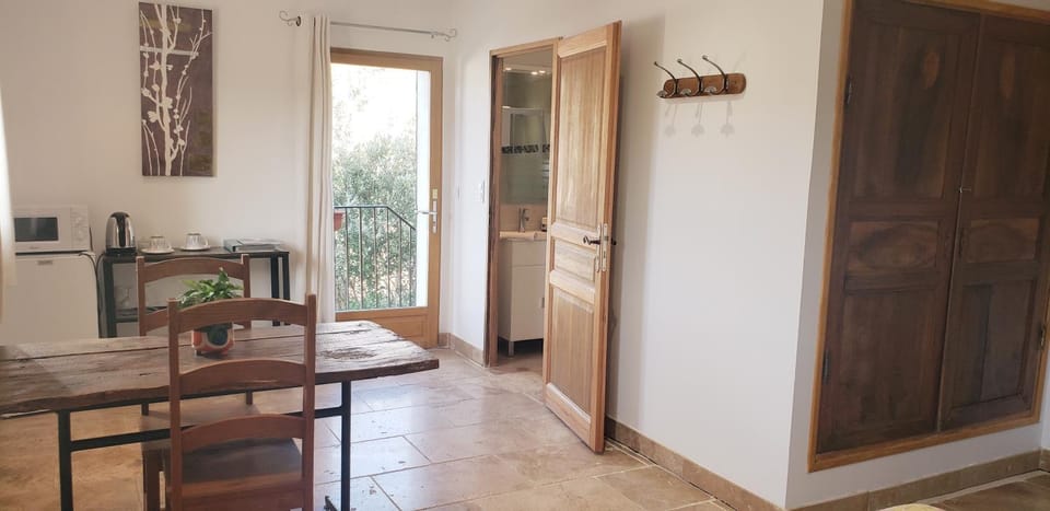 "Les Lauriers" chambre indépendante climatisée avec terrasse et parking privée Bed and Breakfast in Provence-Alpes-Côte d'Azur