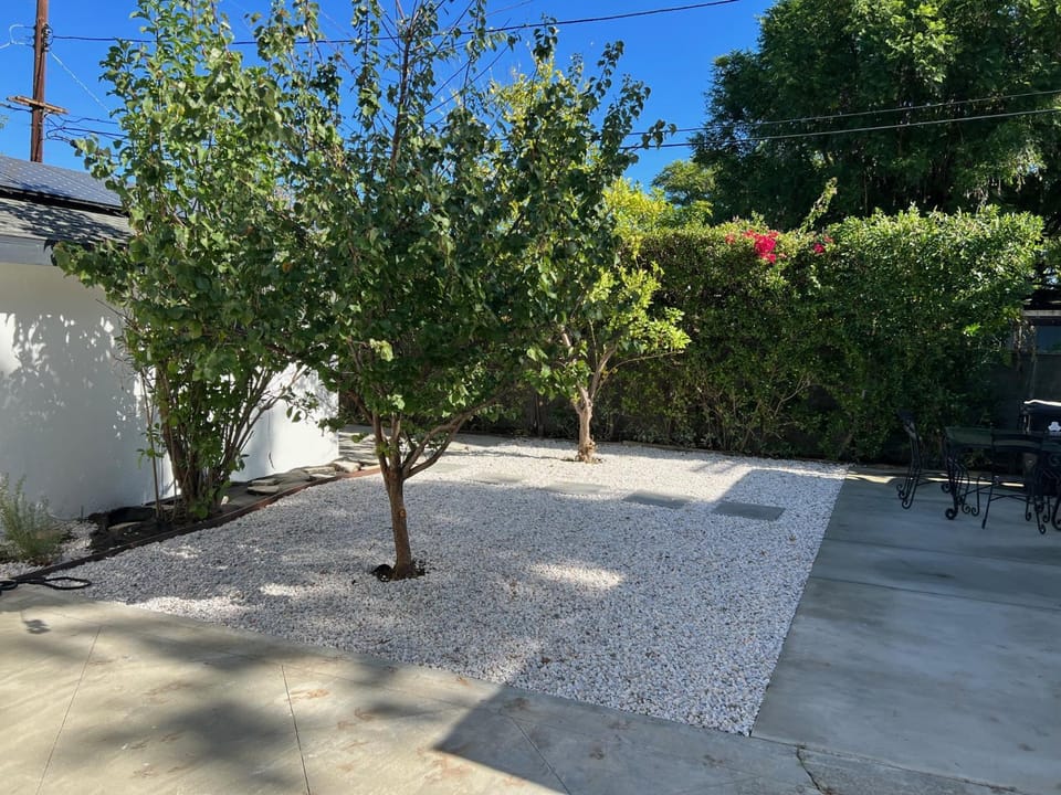 Private gated 1bed & 1bath amazing for 2 in Los Angeles near Universal studio & Hollywood House in Lake Balboa