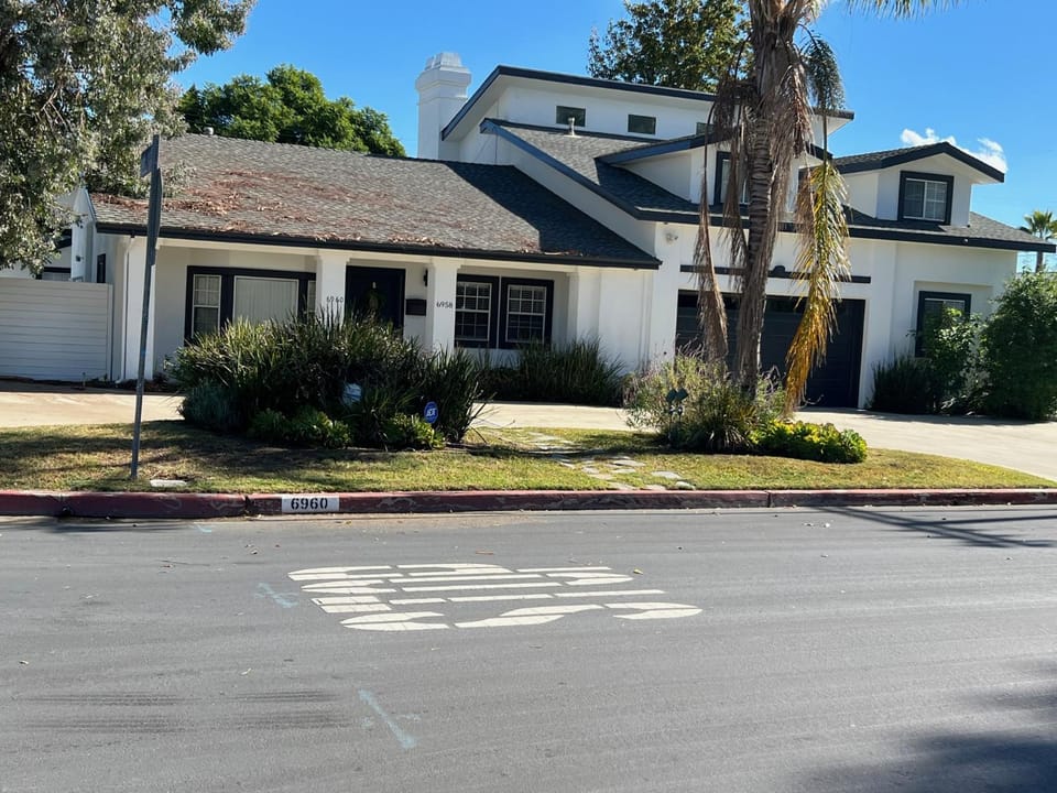 Private gated 1bed & 1bath amazing for 2 in Los Angeles near Universal studio & Hollywood House in Lake Balboa