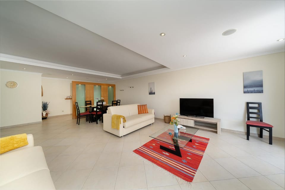 TV and multimedia, Living room, Seating area, Evening entertainment