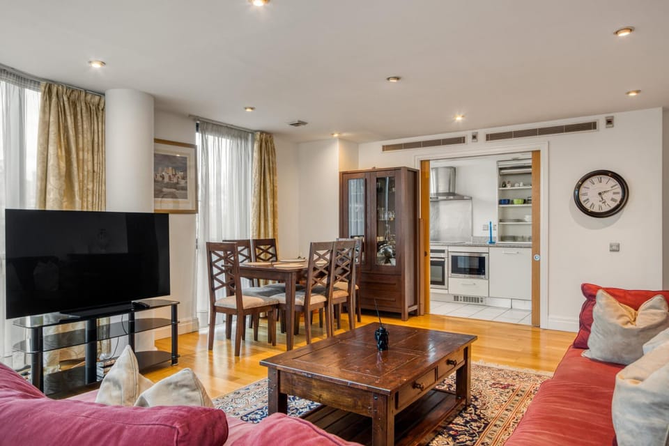 Communal lounge/ TV room, TV and multimedia, Kitchen or kitchenette, Living room, Seating area, Dining area, Evening entertainment