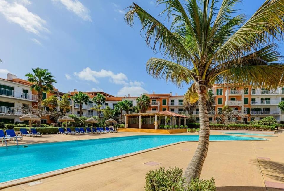 Property building, Natural landscape, Garden, Garden view, Pool view, Swimming pool, Swimming pool, sunbed