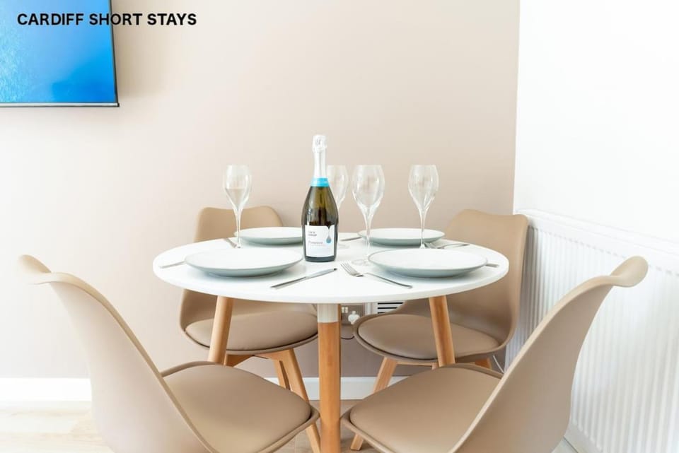 Stylish Abode Near Centre Ideal for Long Stays! House in Cardiff