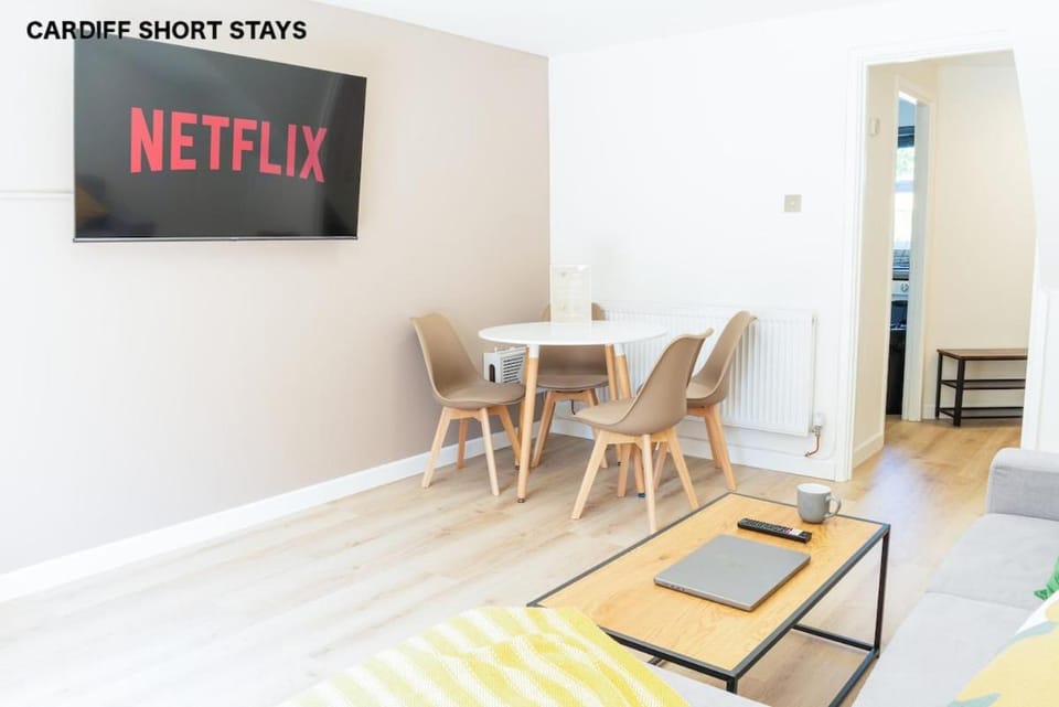 Stylish Abode Near Centre Ideal for Long Stays! House in Cardiff
