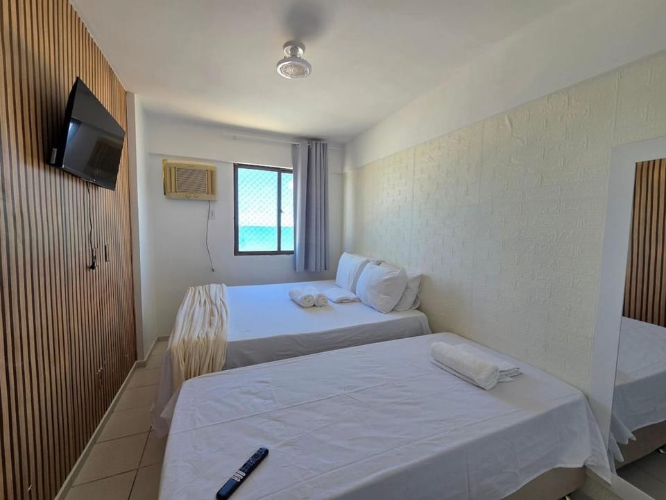 Bed, TV and multimedia, Bedroom, towels