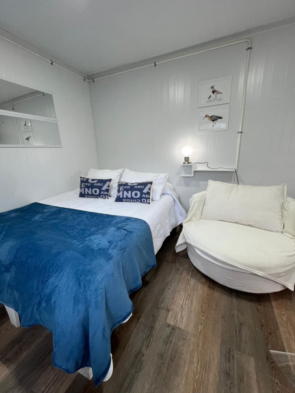 Photo of the whole room, Bedroom