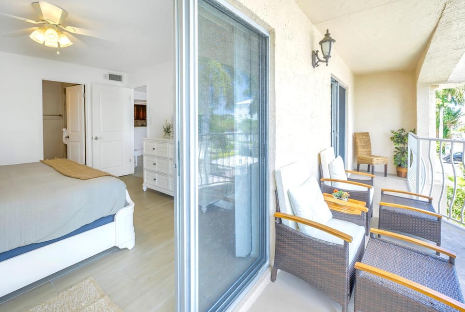 New Listing! Bayside Unit, Balcony, Private Beach! Apartment in Siesta Beach