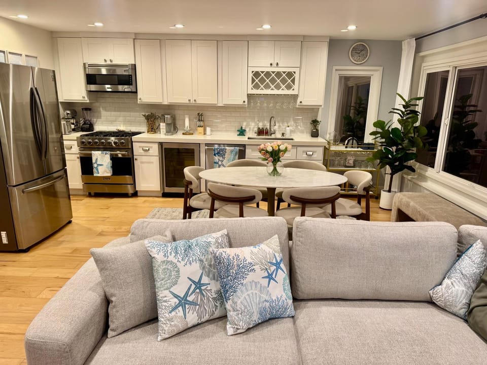 Kitchen or kitchenette, Living room