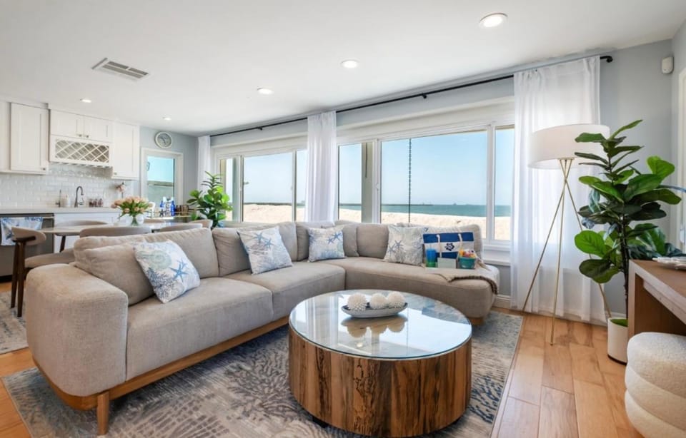 Sea La Vie Beachhouse on the sand House in Seal Beach