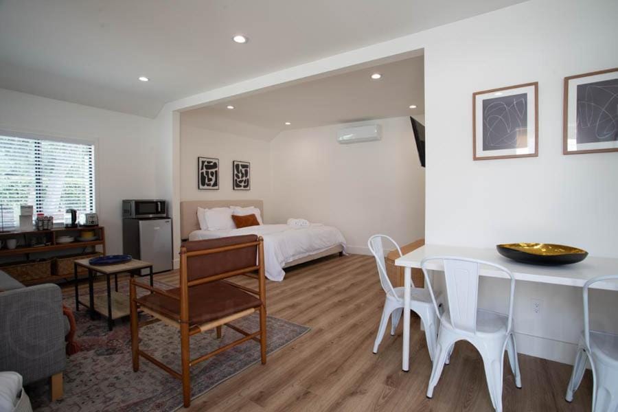 Cute Guest Studio near Universal Studios sleeps 4 House in North Hollywood