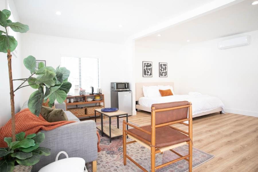 Bed, TV and multimedia, Living room, Photo of the whole room, Seating area, Dining area, Bedroom, hair dresser, air conditioner