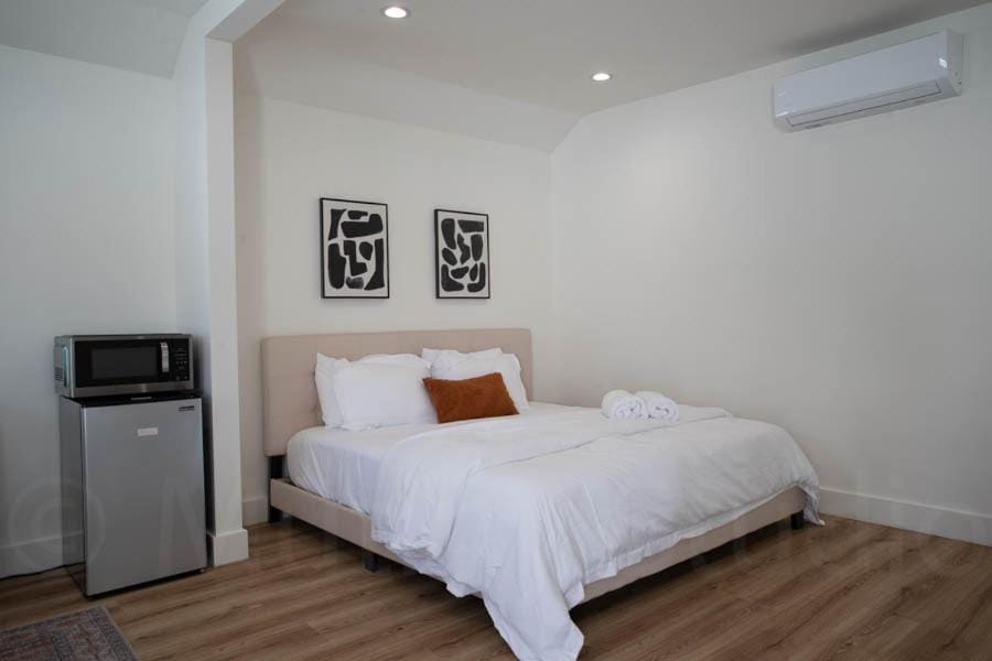 Bed, TV and multimedia, Kitchen or kitchenette, Photo of the whole room, Bedroom, minibar, air conditioner