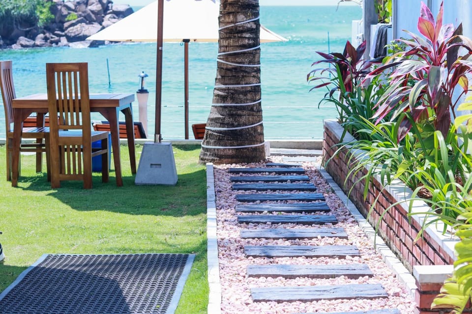 Garden, Dining area, Beach, Evening entertainment, Garden view, Sea view