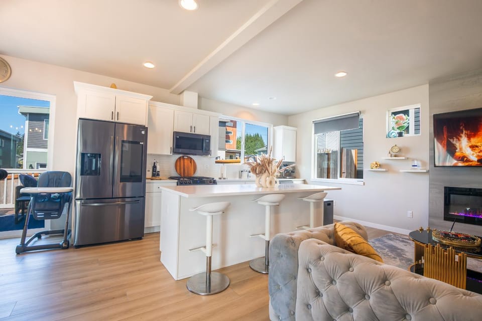 Utopia Luxury Stay - Lynwood Villa in Paine Lake Stickney