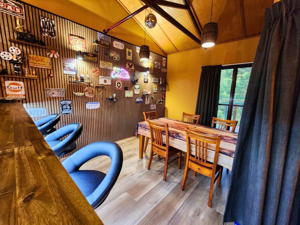 Lounge or bar, Seating area, Dining area, air conditioner