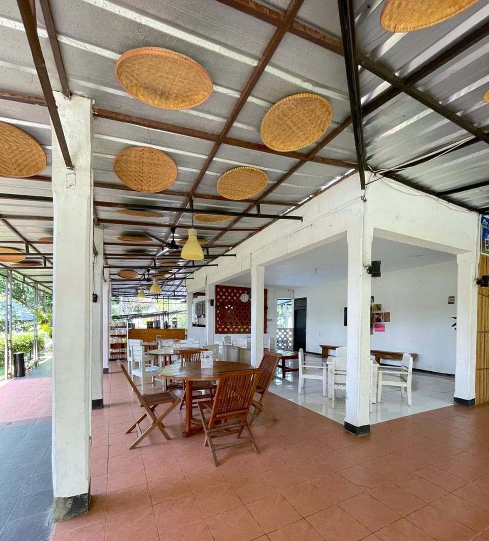 Restaurant/places to eat, Living room, Banquet/Function facilities, Seating area, Dining area