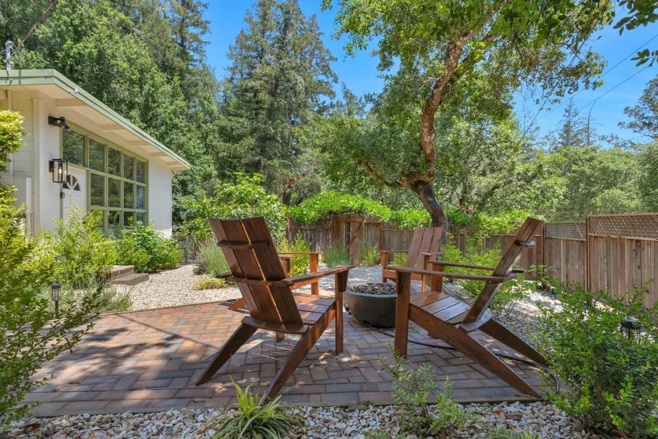 Serene Retreat with Hot Tub - Fire Pit - Deck House in Forestville