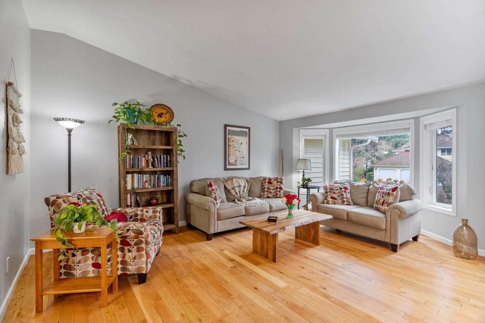 Large Family-Friendly Home on NW Side - Dogs OK House in Olympia