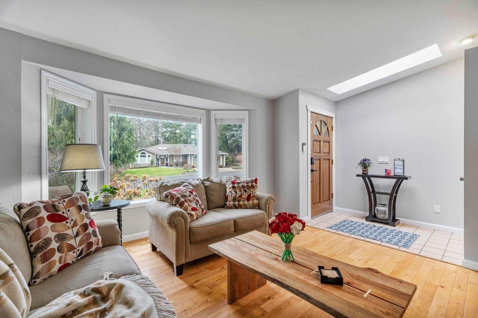 Large Family-Friendly Home on NW Side - Dogs OK House in Olympia