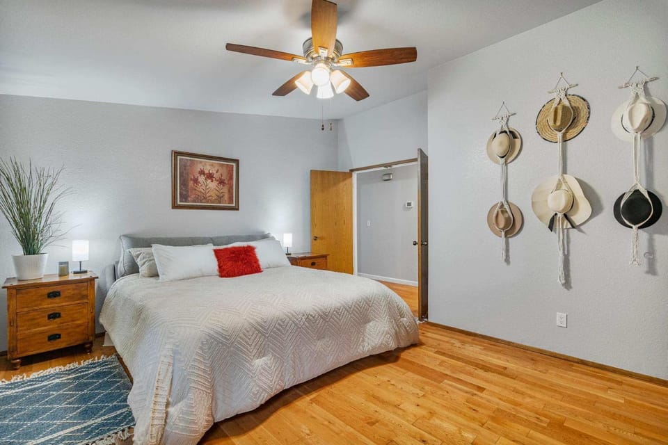 Large Family-Friendly Home on NW Side - Dogs OK House in Olympia