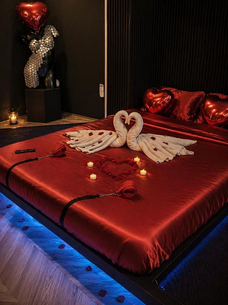Bed, Photo of the whole room, Decorative detail, Bedroom
