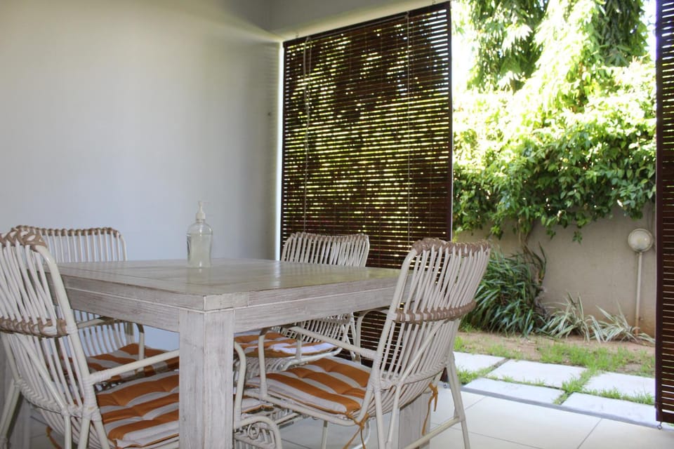 Patio, Living room