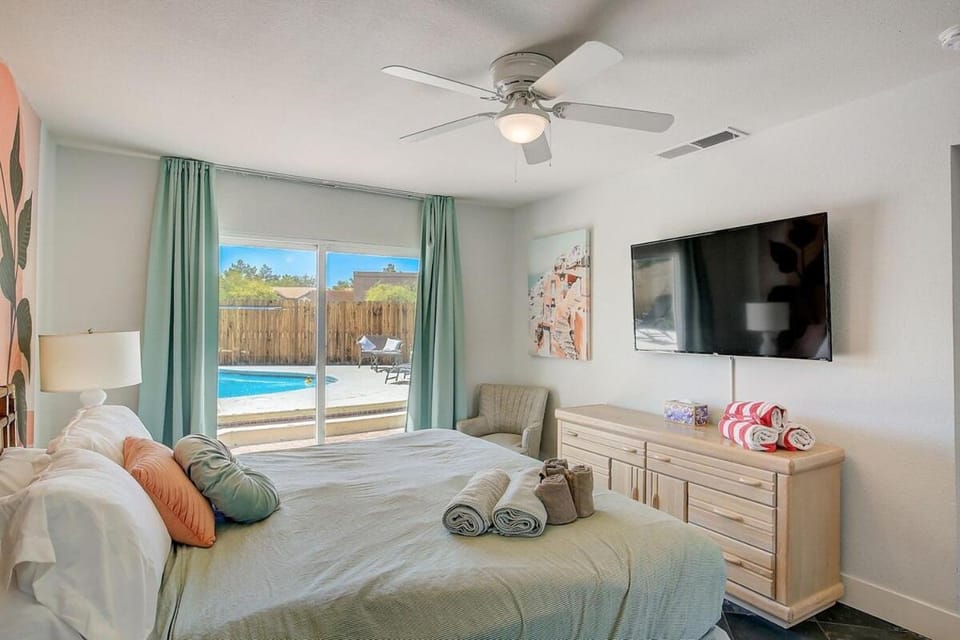 Bed, TV and multimedia, Photo of the whole room, Evening entertainment, Bedroom, Pool view, Swimming pool, towels