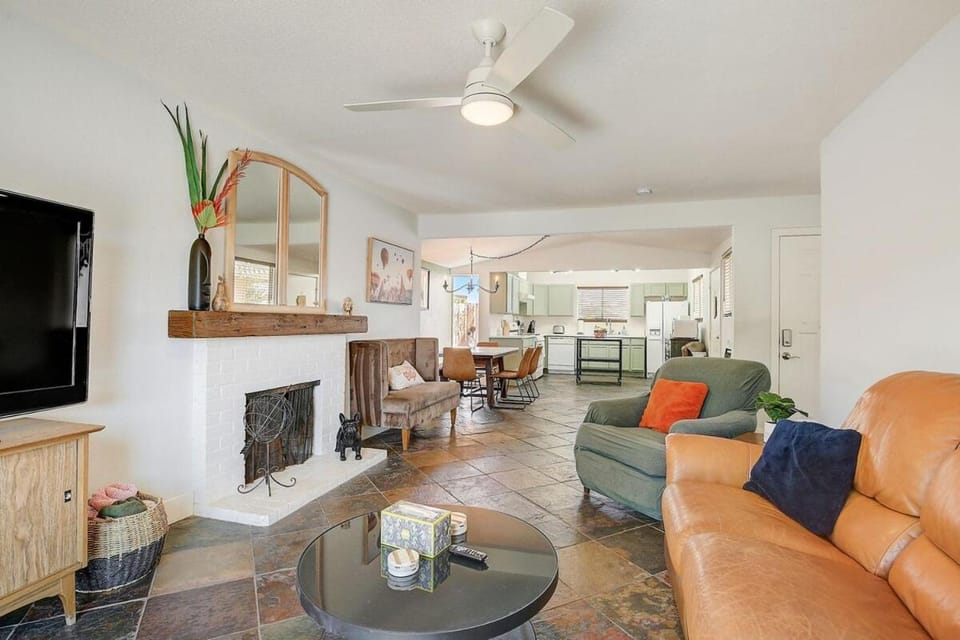 Communal lounge/ TV room, TV and multimedia, Living room, Seating area, Evening entertainment, fireplace