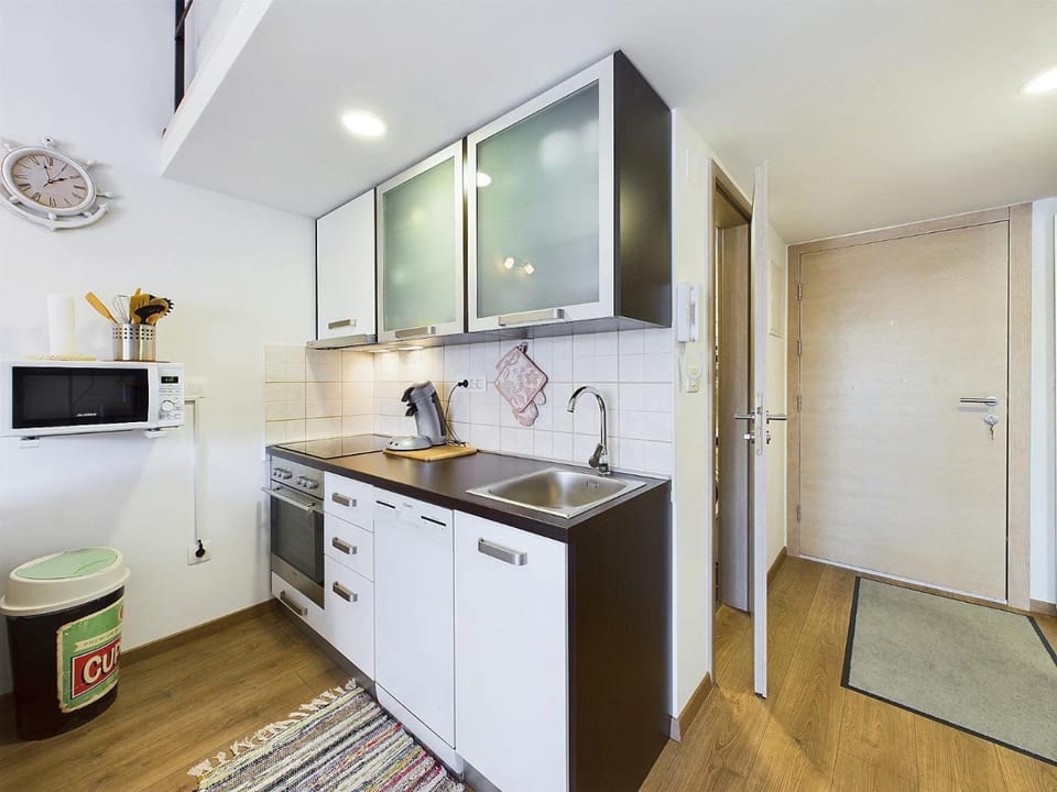 Kitchen or kitchenette, dishwasher, oven