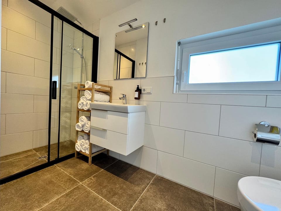 Shower, Toilet, Bathroom, towels