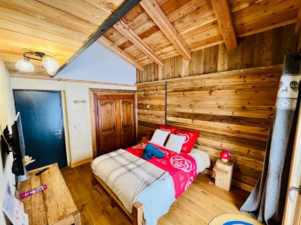 Photo of the whole room, Bedroom, towels