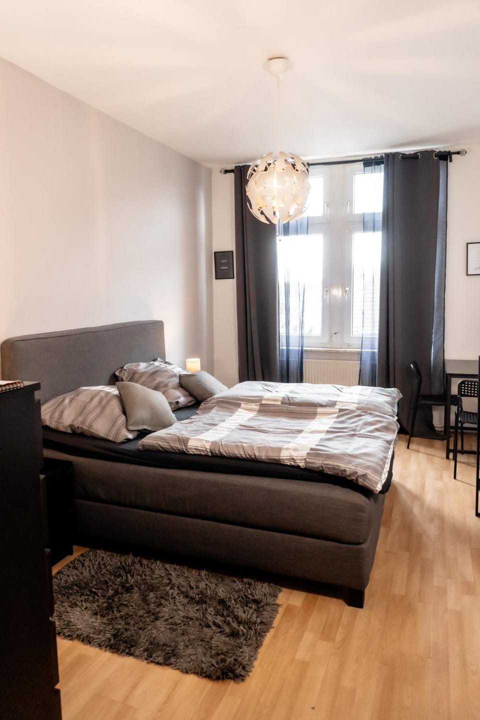 Bed, Living room, Photo of the whole room, Seating area, Bedroom
