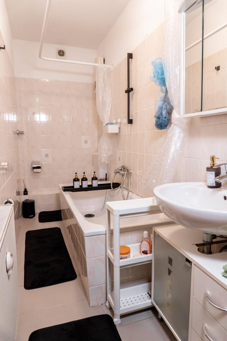Bathroom, Kitchen or kitchenette, stove