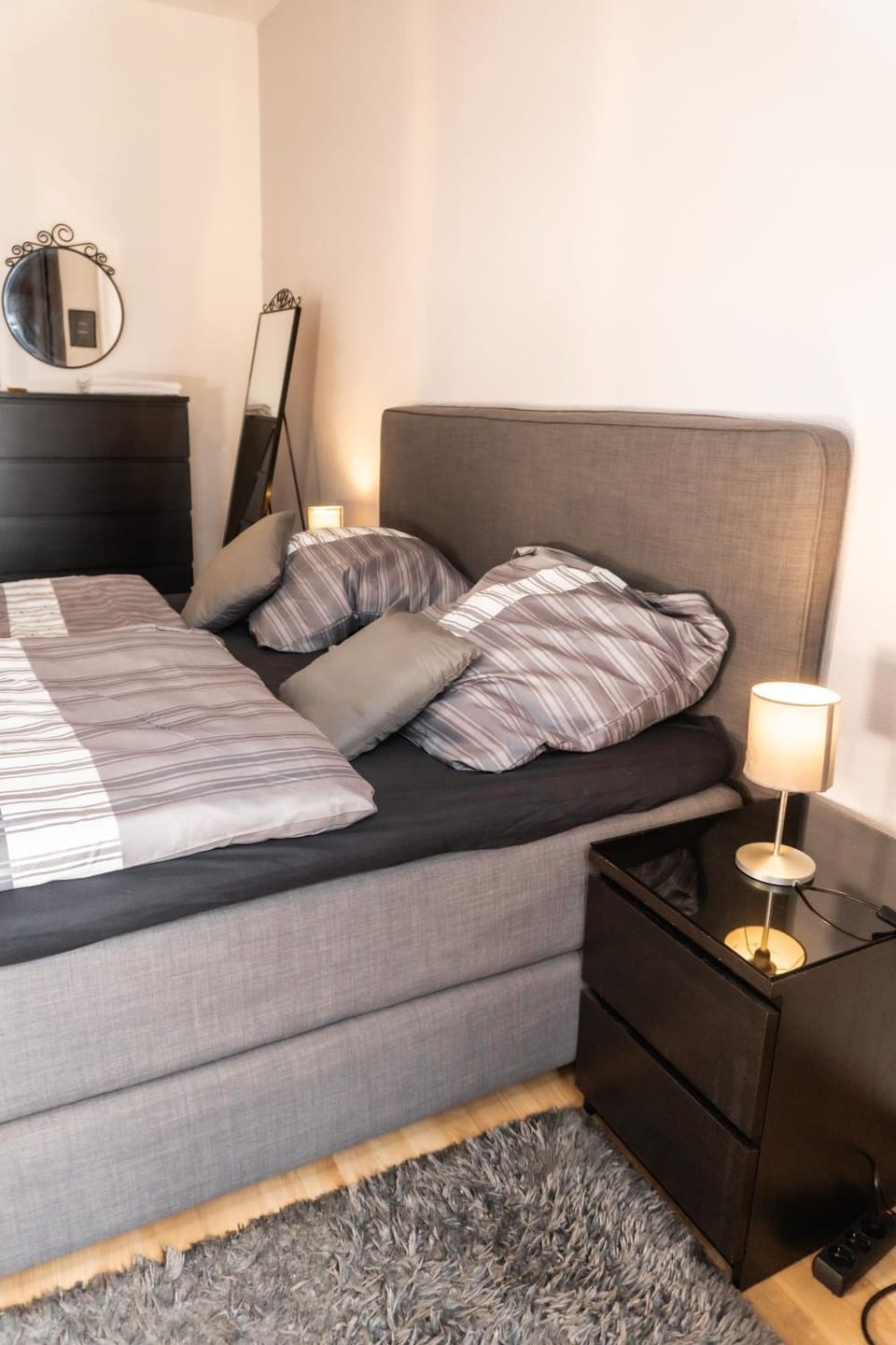 Bed, Living room, Photo of the whole room, Seating area, Bedroom