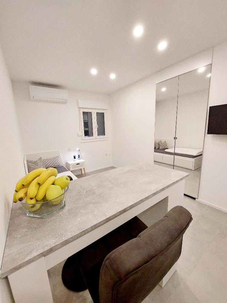 Photo of the whole room, Seating area